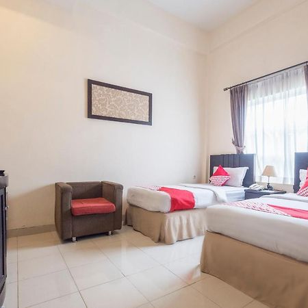 Oyo 424 Asia Hotel Makassar Kültér fotó