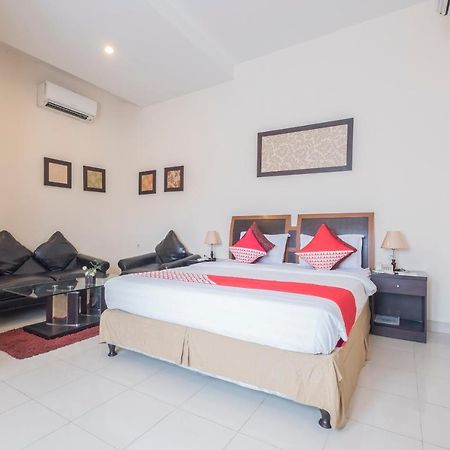 Oyo 424 Asia Hotel Makassar Kültér fotó