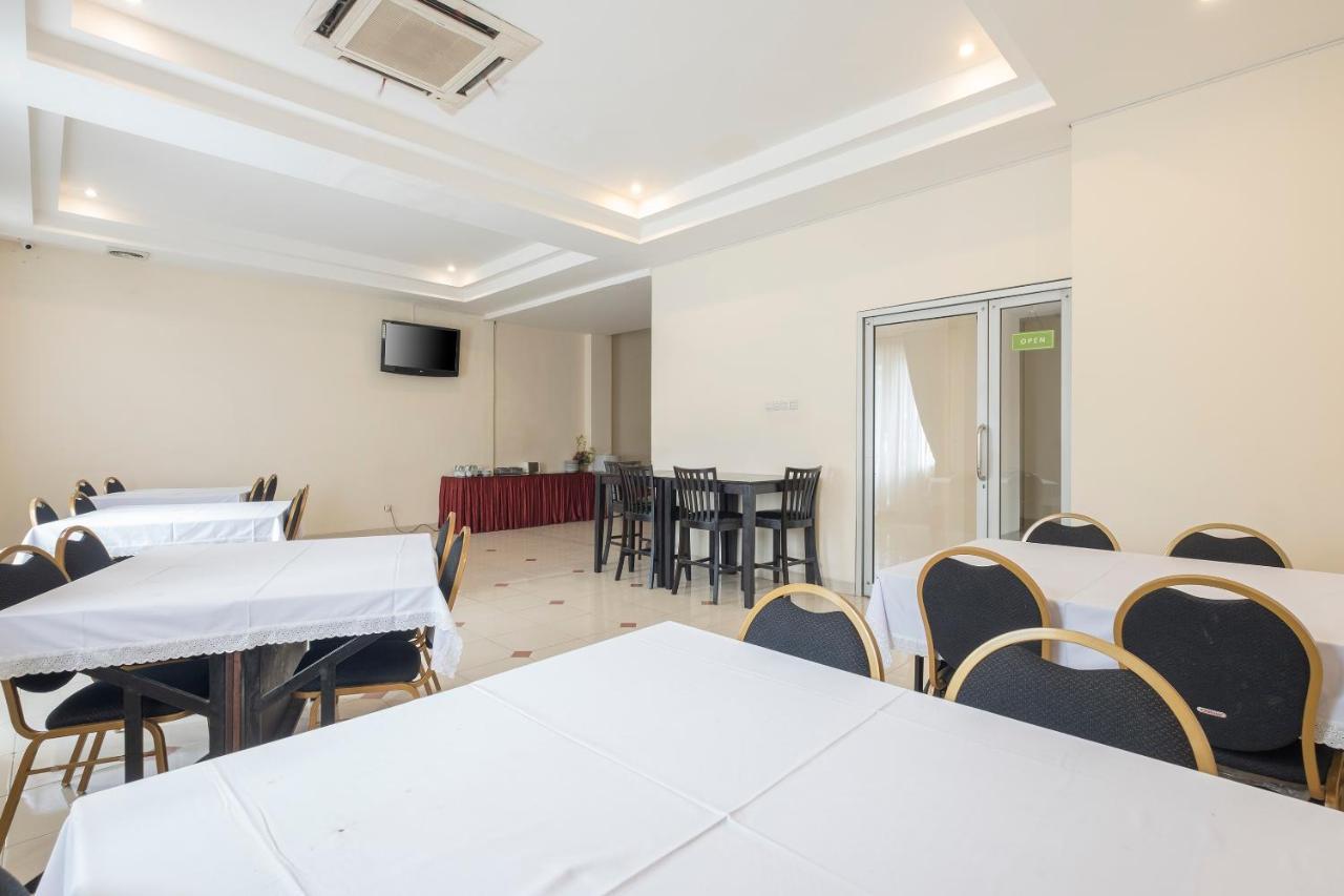 Oyo 424 Asia Hotel Makassar Kültér fotó