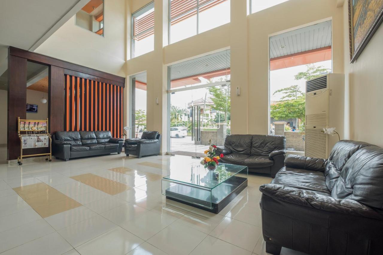 Oyo 424 Asia Hotel Makassar Kültér fotó