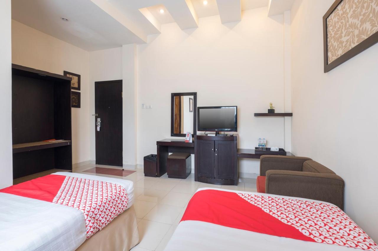 Oyo 424 Asia Hotel Makassar Kültér fotó