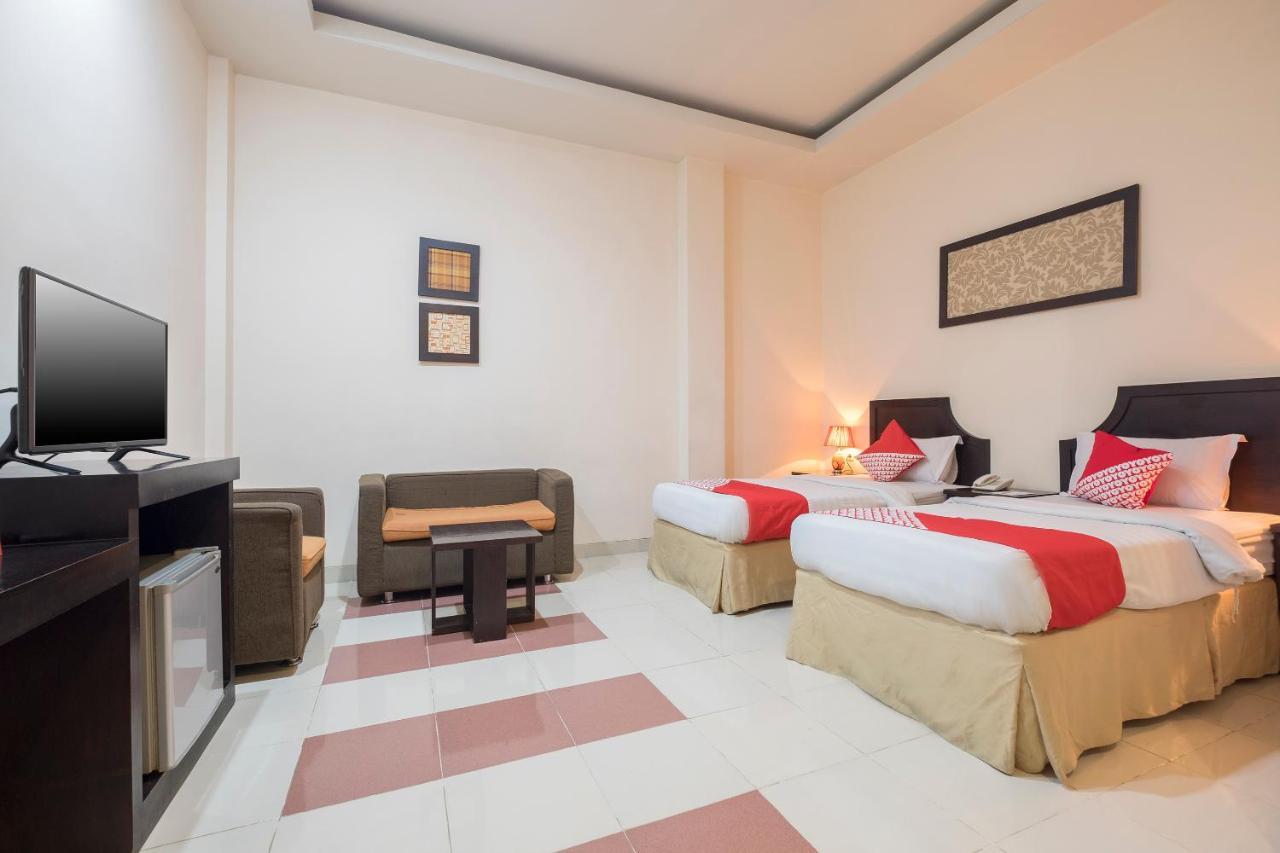 Oyo 424 Asia Hotel Makassar Kültér fotó