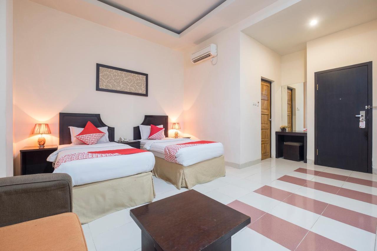 Oyo 424 Asia Hotel Makassar Kültér fotó
