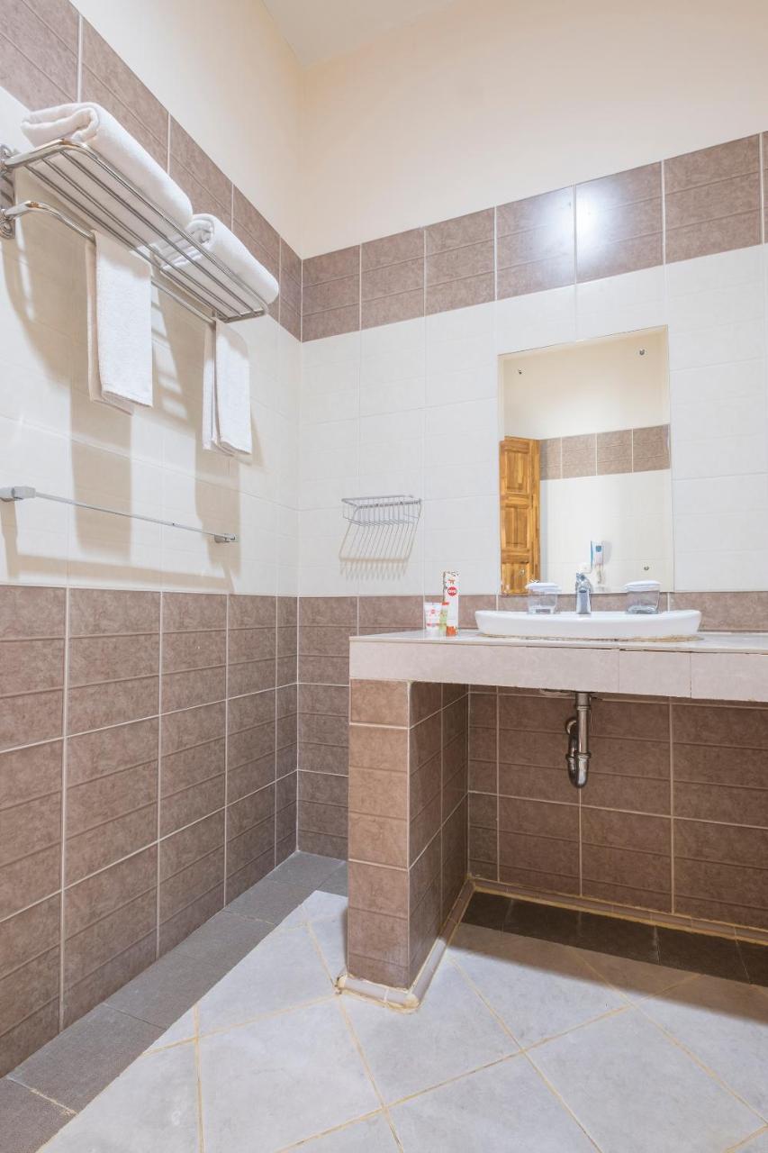 Oyo 424 Asia Hotel Makassar Kültér fotó