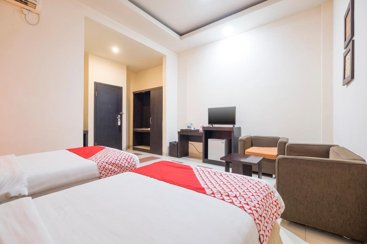 Oyo 424 Asia Hotel Makassar Kültér fotó